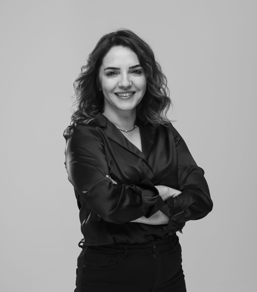 Özlem Çamcı siyah beyaz profesyonel portre - Sapiente Eğitim